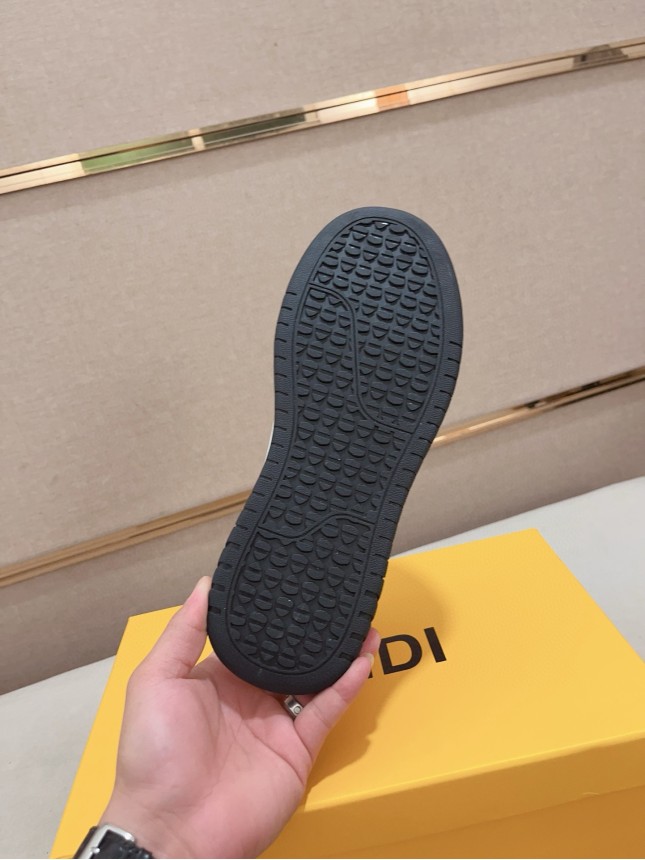 Fendi's latest men's cowhide casual shoes